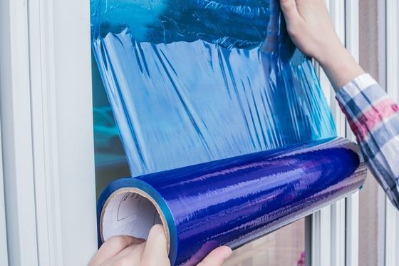 Harga yang bagus Film pelindung PE tahan UV dengan perekat berbasis karet untuk perlindungan permukaan bebas residu on line